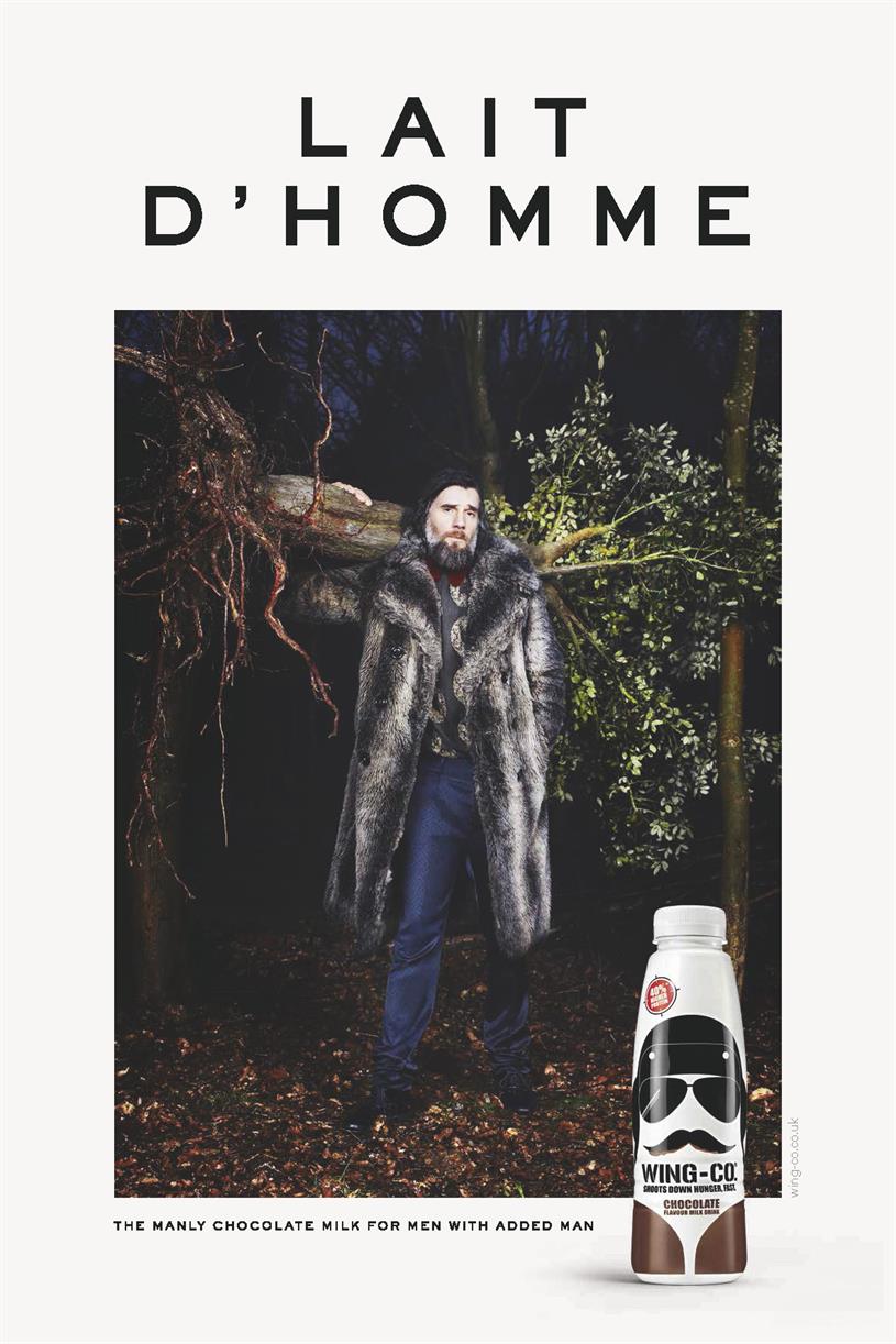 Un publicité de lait d'homme avec un type bûcheron homme-fort tenant un arbre sur les épaules. Au bas de l'image, on peut lire : « Le lait chocolaté viril pour hommes avec ajout d'homme. »